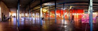  Ausstellung in der HALLE 14 der ehemaligen Baumwollspinnerei Leipzig. Das viete Obergeschoss im letzten Abnedlicht.